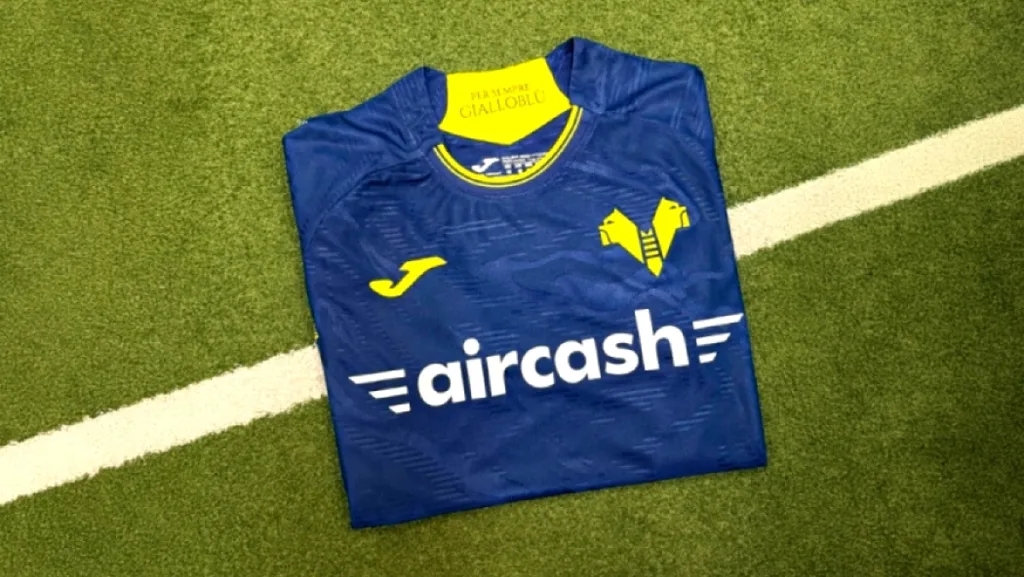 Aircash logo on Hellas Verona jersey